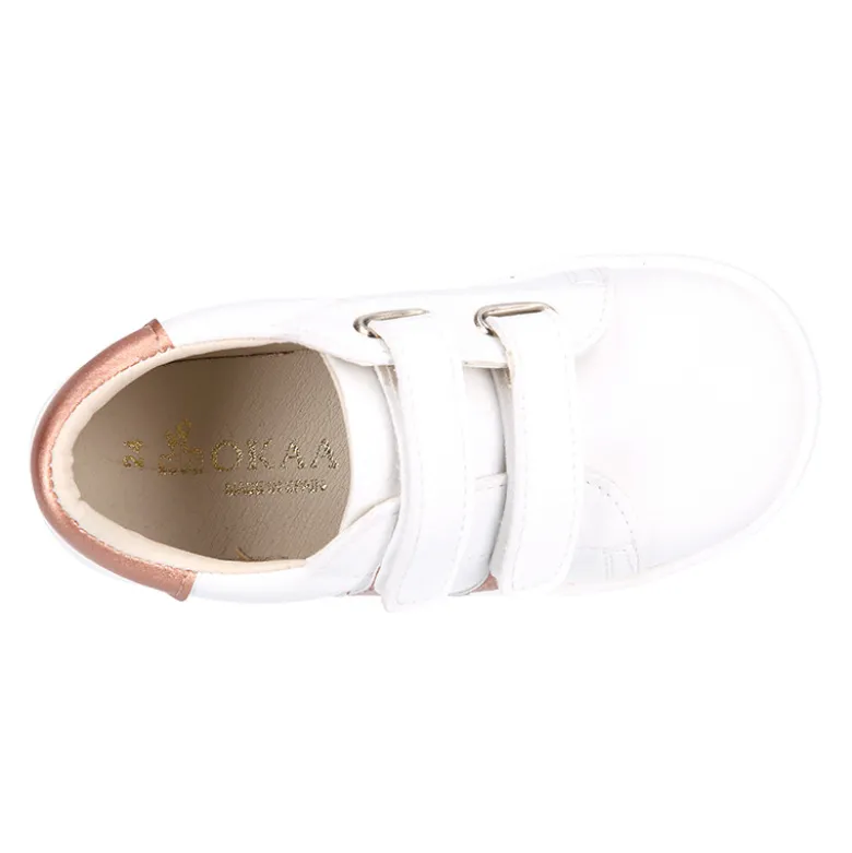 Deportiva niños respetuosa Okaa Flex rayas laterales de color salmón.