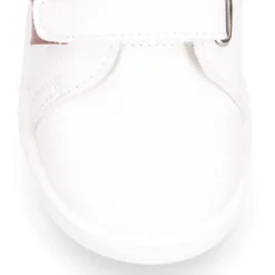 Deportiva niños respetuosa Okaa Flex rayas laterales de color salmón.