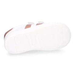 Deportiva niños respetuosa Okaa Flex rayas laterales de color salmón.
