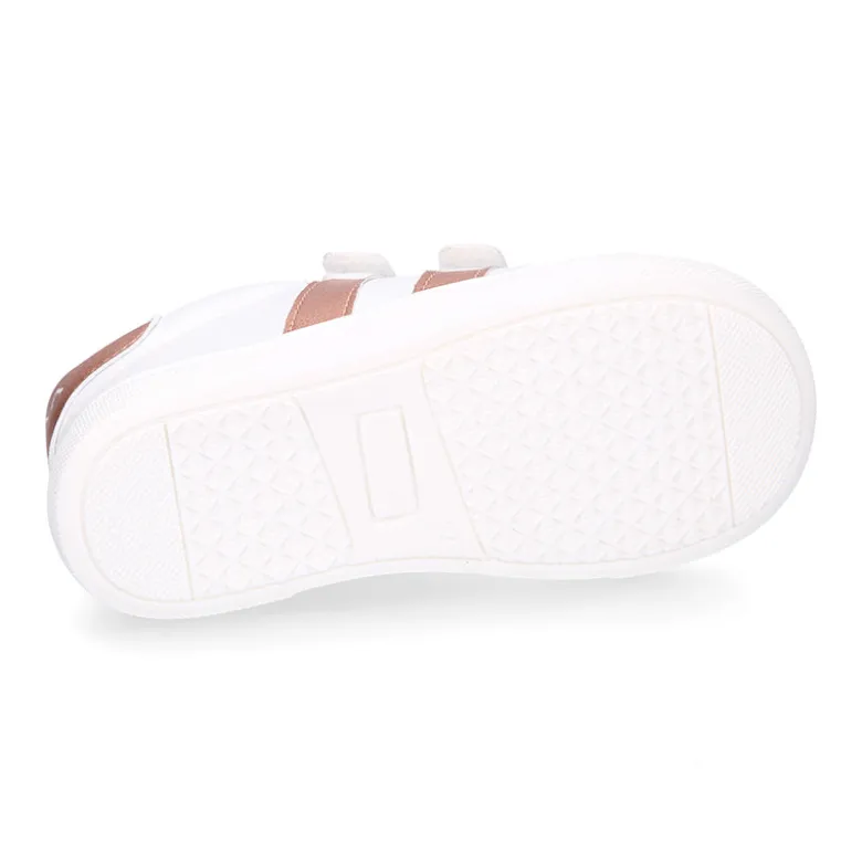 Deportiva niños respetuosa Okaa Flex rayas laterales de color salmón.