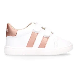 Deportiva niños respetuosa Okaa Flex rayas laterales de color salmón.