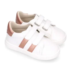 Deportiva niños respetuosa Okaa Flex rayas laterales de color salmón.