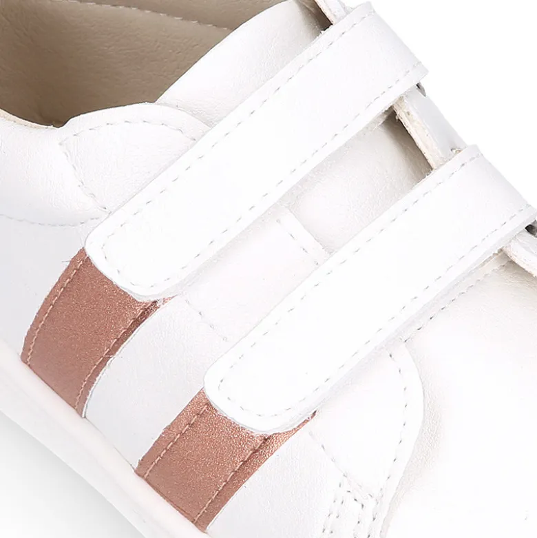 Deportiva niños respetuosa Okaa Flex rayas laterales de color salmón.