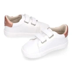 Deportiva niños respetuosa Okaa Flex rayas laterales de color salmón.