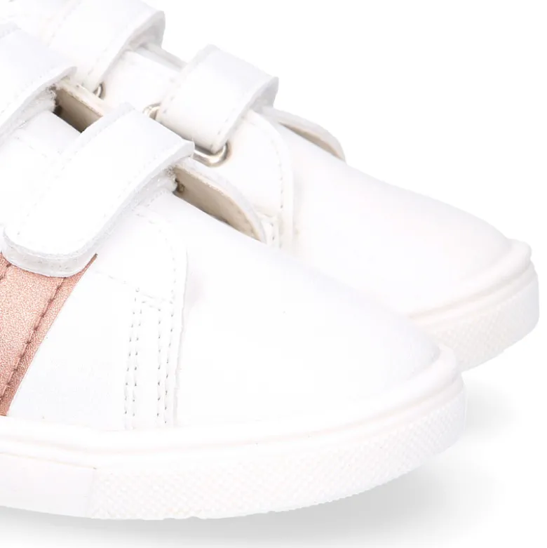 Deportiva niños respetuosa Okaa Flex rayas laterales de color salmón.
