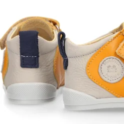 Deportivas botitas respetuosas Blanditos By Crio´s Enzo con elásticos en piel suave.