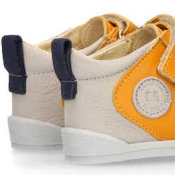 Deportivas botitas respetuosas Blanditos By Crio´s Enzo con elásticos en piel suave.