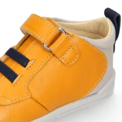 Deportivas botitas respetuosas Blanditos By Crio´s Enzo con elásticos en piel suave.