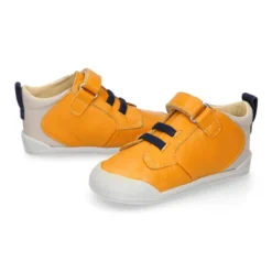 Deportivas botitas respetuosas Blanditos By Crio´s Enzo con elásticos en piel suave.
