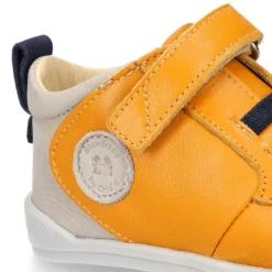 Deportivas botitas respetuosas Blanditos By Crio´s Enzo con elásticos en piel suave.