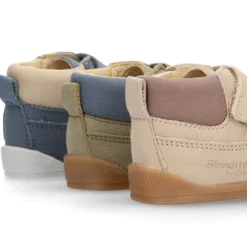 Deportivas niños tipo botitas de Blanditos by Crio´s en piel sin cordones.