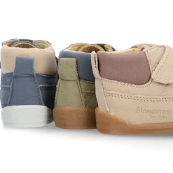 Deportivas niños tipo botitas de Blanditos by Crio´s en piel sin cordones.