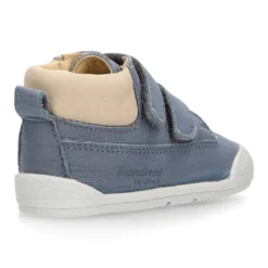 Deportivas niños tipo botitas de Blanditos by Crio´s en piel sin cordones.