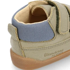 Deportivas niños tipo botitas de Blanditos by Crio´s en piel sin cordones.