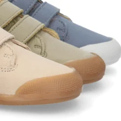 Deportivas niños tipo botitas de Blanditos by Crio´s en piel sin cordones.