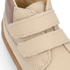 Deportivas niños tipo botitas de Blanditos by Crio´s en piel sin cordones.