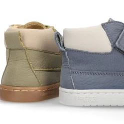 Deportivas niños tipo botitas de Blanditos by Crio´s en piel sin cordones.