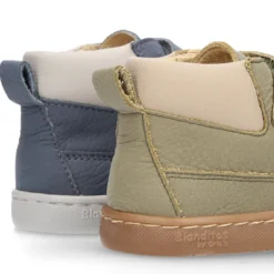 Deportivas niños tipo botitas de Blanditos by Crio´s en piel sin cordones.