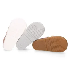 Deportivas respetuosas Blanditos By Crio´s Luna con rayas y sin cordones en piel suave.