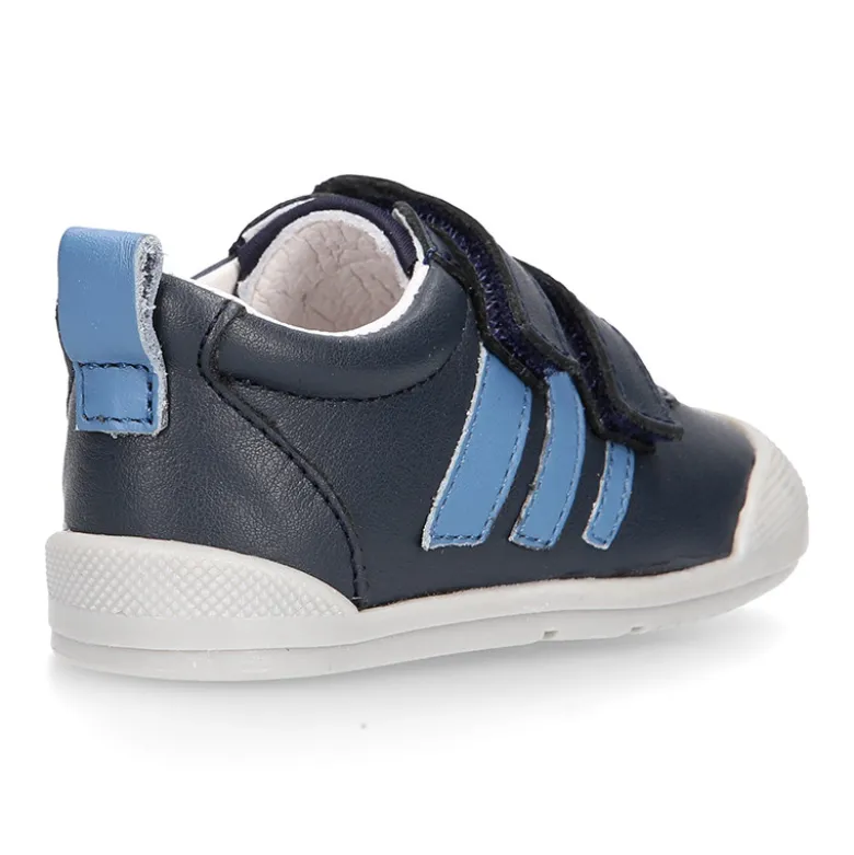 Deportivas respetuosas Blanditos By Crio´s Luna con rayas y sin cordones en piel suave.