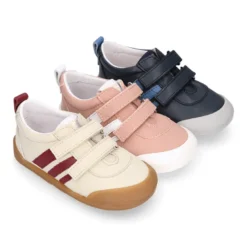 Deportivas respetuosas Blanditos By Crio´s Luna con rayas y sin cordones en piel suave.