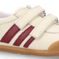 Deportivas respetuosas Blanditos By Crio´s Luna con rayas y sin cordones en piel suave.