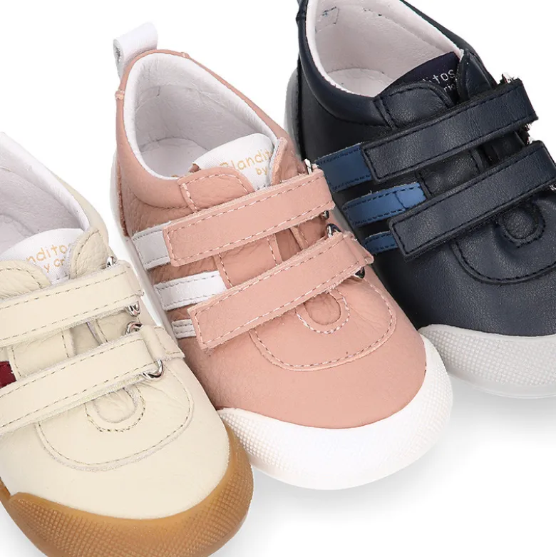 Deportivas respetuosas Blanditos By Crio´s Luna con rayas y sin cordones en piel suave.