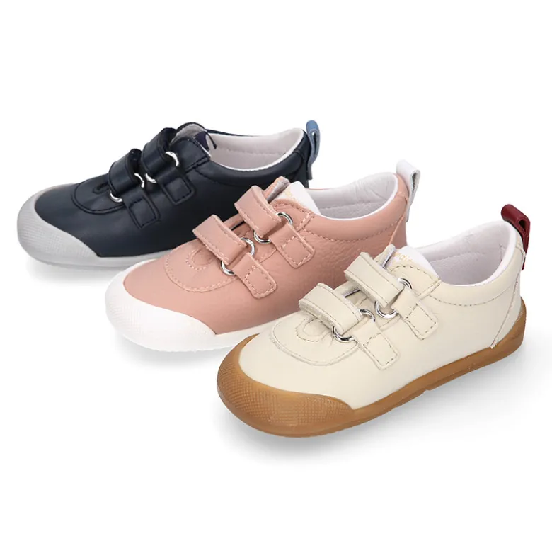 Deportivas respetuosas Blanditos By Crio´s Luna con rayas y sin cordones en piel suave.