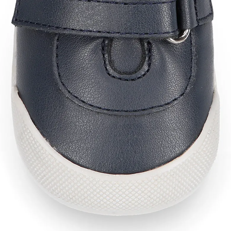 Deportivas respetuosas Blanditos By Crio´s Luna con rayas y sin cordones en piel suave.