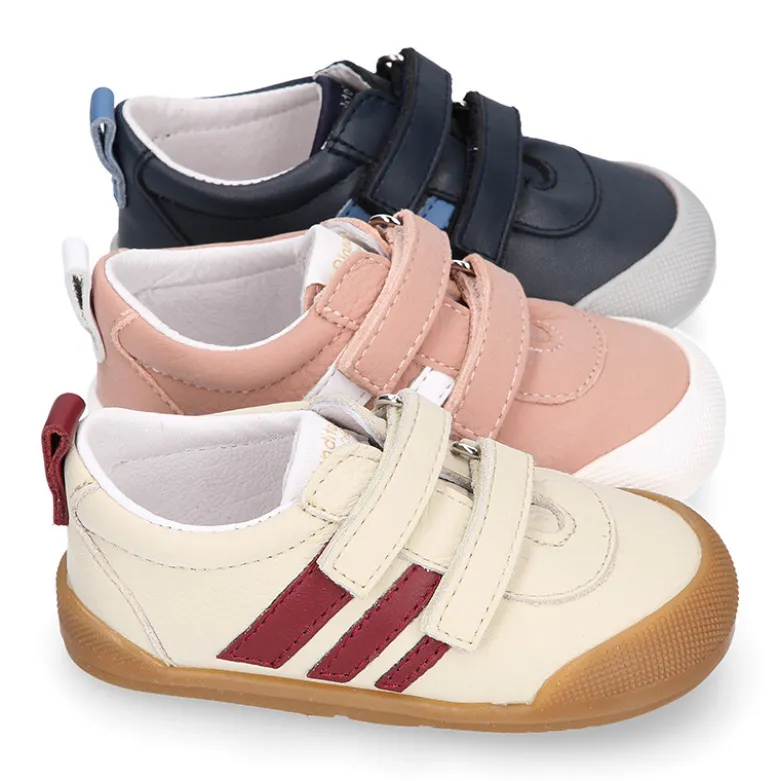 Deportivas respetuosas Blanditos By Crio´s Luna con rayas y sin cordones en piel suave.
