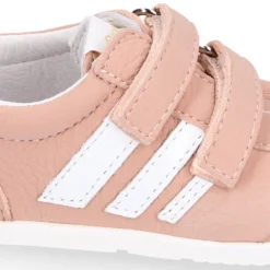 Deportivas respetuosas Blanditos By Crio´s Luna con rayas y sin cordones en piel suave.