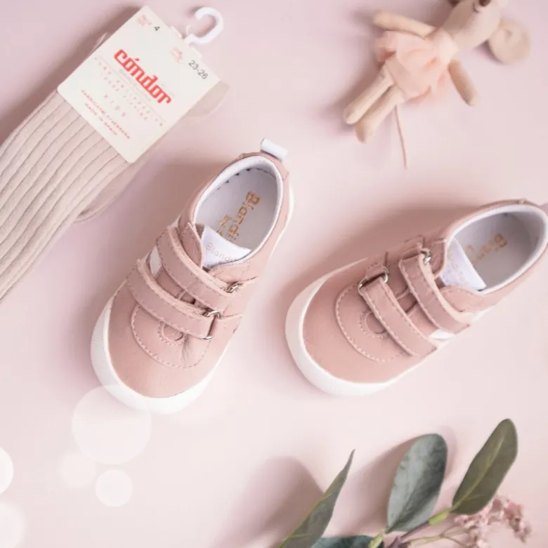 Deportivas respetuosas Blanditos By Crio´s Luna con rayas y sin cordones en piel suave.