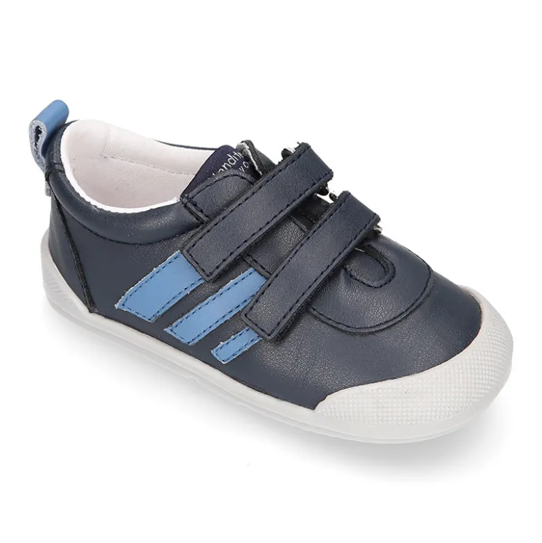 Deportivas respetuosas Blanditos By Crio´s Luna con rayas y sin cordones en piel suave.