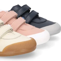Deportivas respetuosas Blanditos By Crio´s Luna con rayas y sin cordones en piel suave.