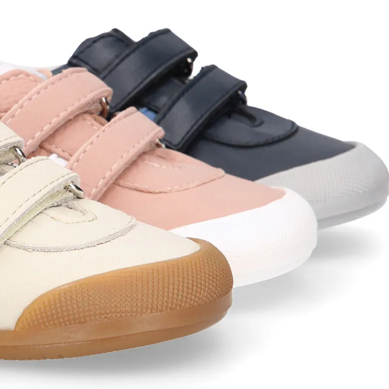 Deportivas respetuosas Blanditos By Crio´s Luna con rayas y sin cordones en piel suave.