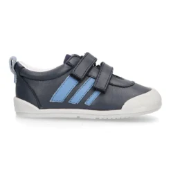 Deportivas respetuosas Blanditos By Crio´s Luna con rayas y sin cordones en piel suave.