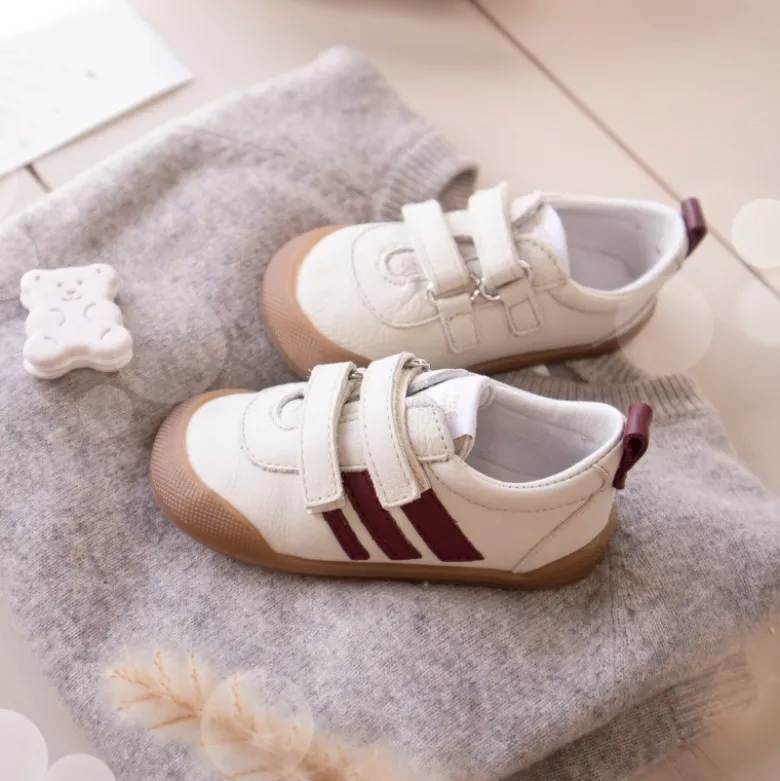 Deportivas respetuosas Blanditos By Crio´s Luna con rayas y sin cordones en piel suave.