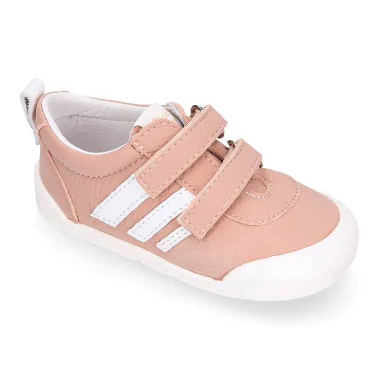 Deportivas respetuosas Blanditos By Crio´s Luna con rayas y sin cordones en piel suave.