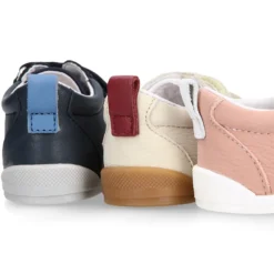 Deportivas respetuosas Blanditos By Crio´s Luna con rayas y sin cordones en piel suave.