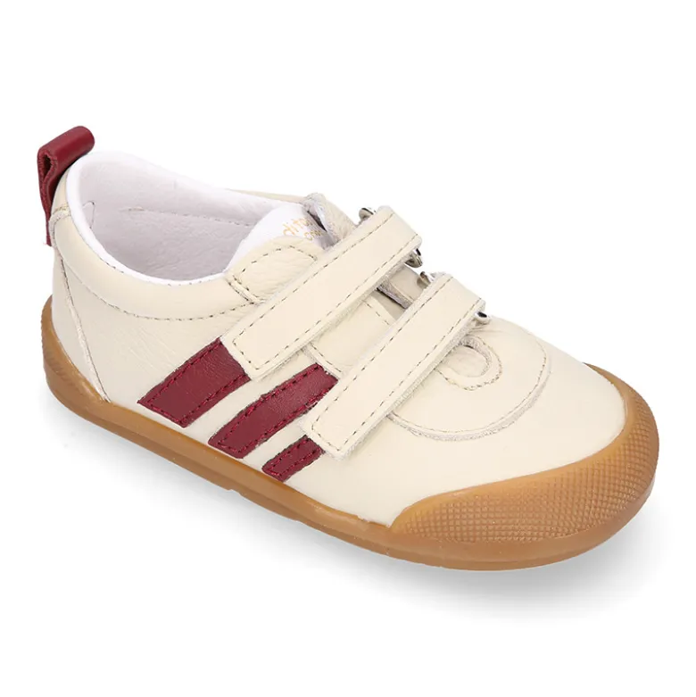 Deportivas respetuosas Blanditos By Crio´s Luna con rayas y sin cordones en piel suave.