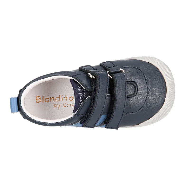 Deportivas respetuosas Blanditos By Crio´s Luna con rayas y sin cordones en piel suave.