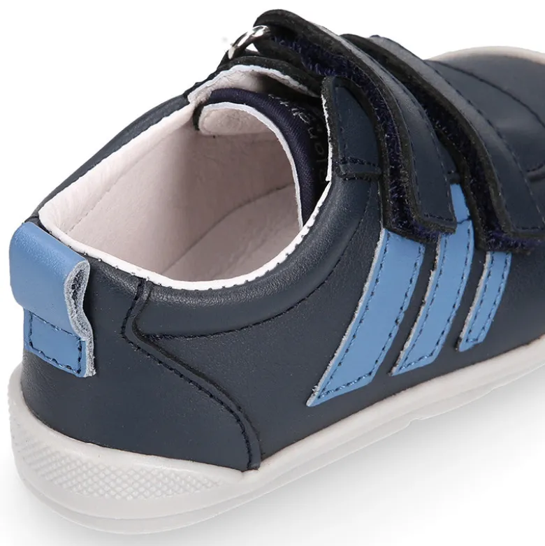 Deportivas respetuosas Blanditos By Crio´s Luna con rayas y sin cordones en piel suave.