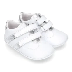 Deportivo o tenis para bebé sin cordones en piel.
