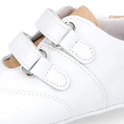 Deportivo o tenis para bebé sin cordones en piel.