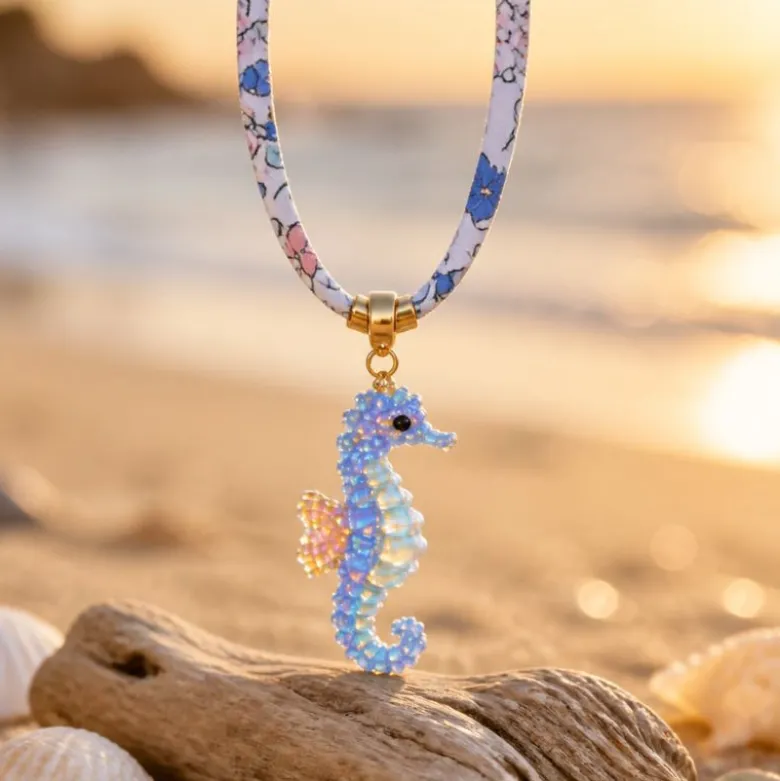 Gargantilla caballito de mar con cordón floral inglés