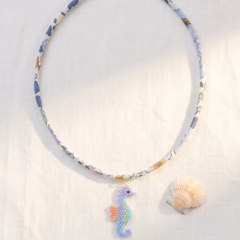Gargantilla caballito de mar con cordón floral inglés