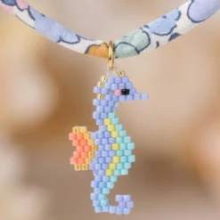 Gargantilla caballito de mar con cordón floral inglés