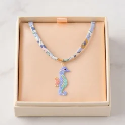 Gargantilla caballito de mar con cordón floral inglés