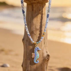Gargantilla caballito de mar con cordón floral inglés