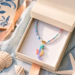 Gargantilla caballito de mar con cordón floral inglés